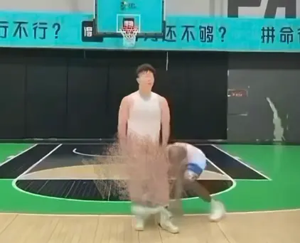 黑哥不讲武德偷袭扯裤全场狂奔-《牛教练的裤子》完整版高清在线观看-免费无广告播放