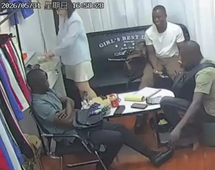 《三个黑人买衣服》原版监控视频完整版免费在线观看-《三个黑人买衣服》高清无删减美女老板娘服装店黑料资源